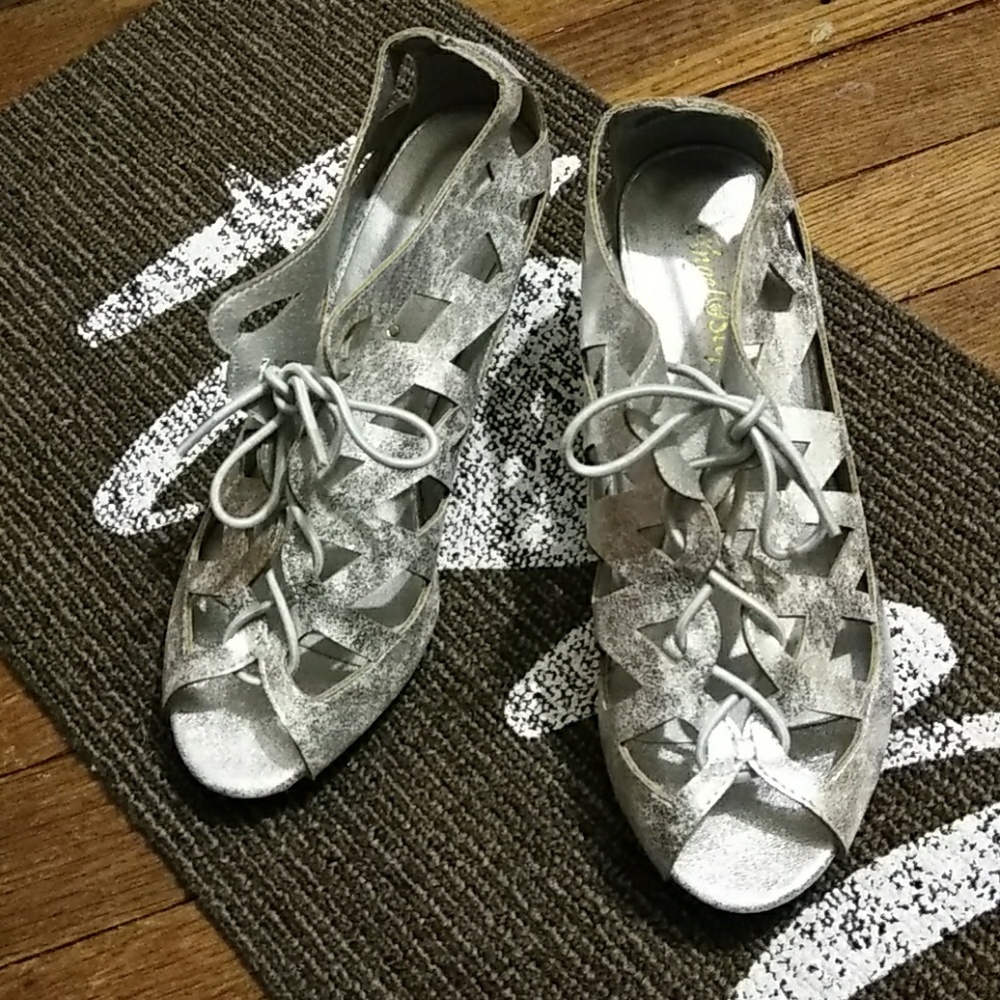Silver Heeled, Laced Shoes 🚦
